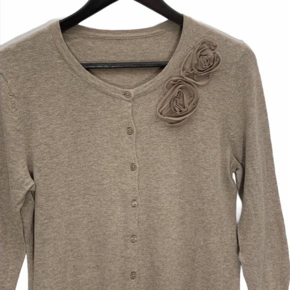 𝅺Beige Button Front Cotton Cardigan Sweater Flower Details Size S/M - Picture 5 of 8